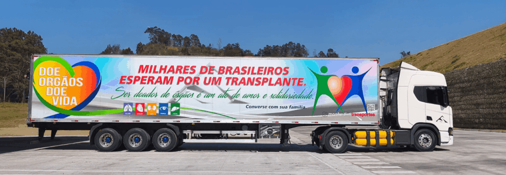 Caminhão branco com trailer da campanha Doe Órgãos Doe Vida incentivando a doação de órgãos no Brasil