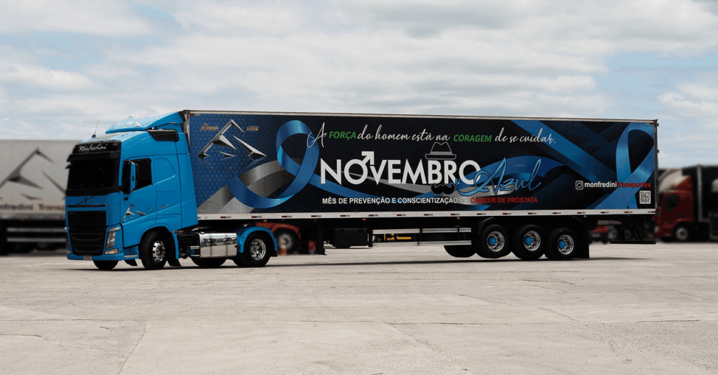 Caminhão azul da Monfredini Transportes com trailer da campanha Novembro Azul de prevenção ao câncer de próstata