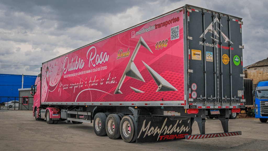 Caminhão Volvo da Monfredini Transportes com trailer rosa da campanha Outubro Rosa de prevenção ao câncer de mama e colo de útero