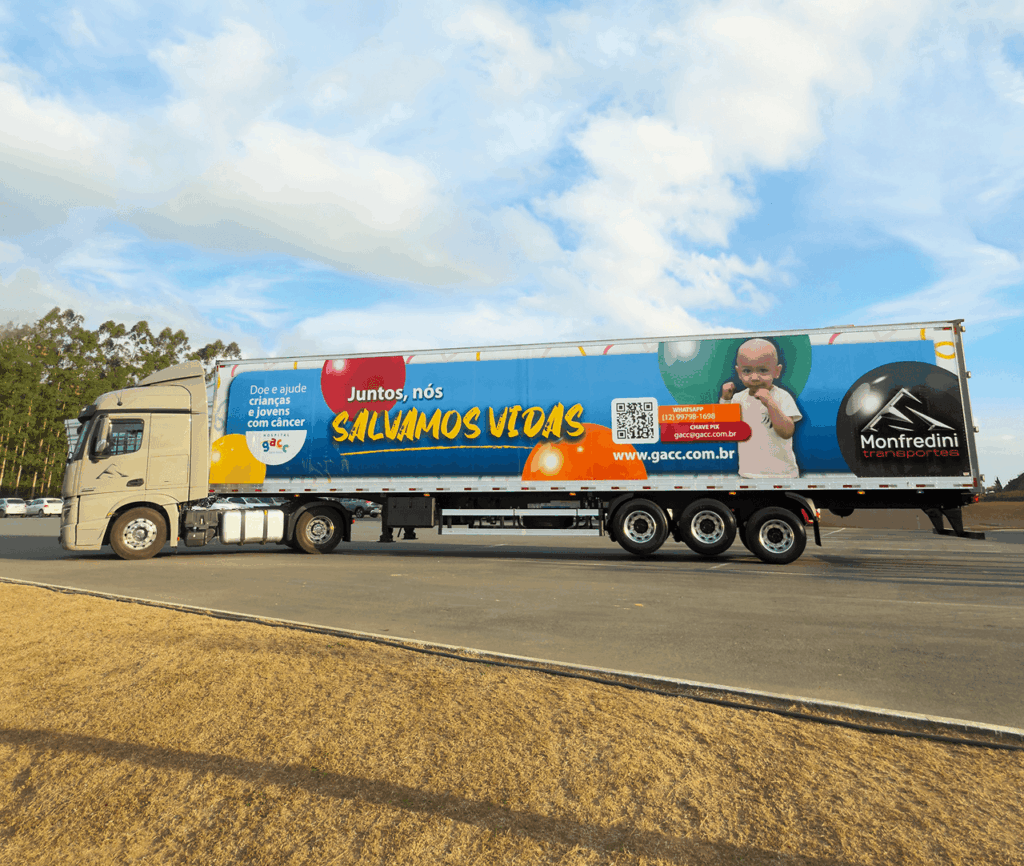 Caminhão da Monfredini Transportes com trailer promovendo campanha de apoio a crianças e jovens com câncer
